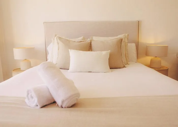 Villa Thera Beachfront - Sea Views & Free Parking