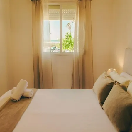Thera Beachfront - Sea Views & Free Parking קוניל דה לה פרונטרה