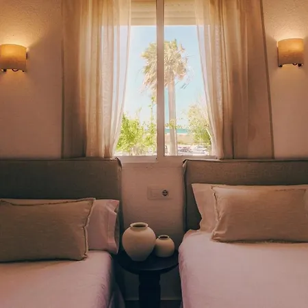 Thera Beachfront - Sea Views & Free Parking וילה *