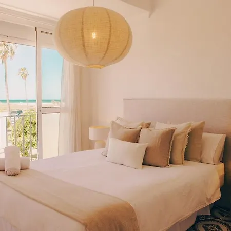 וילה Thera Beachfront - Sea Views & Free Parking קוניל דה לה פרונטרה
